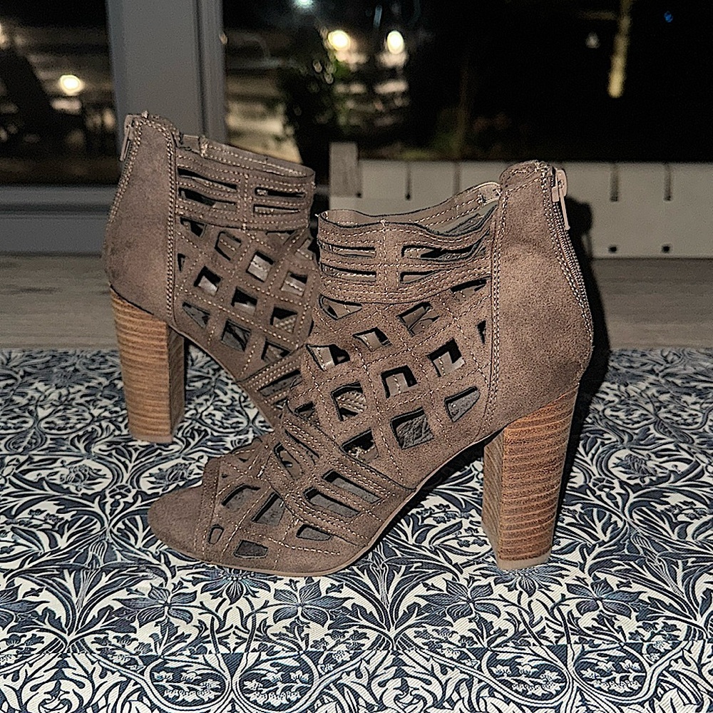 Women’s 7.5 Carlos Santanas Brown High Heals